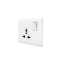 Enchufe de interruptor universal personalizado con puerta protectora 13A